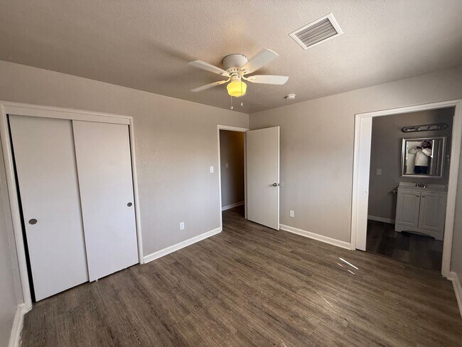 Foto del edificio - START APPLYING FOR THIS HOME NOW!