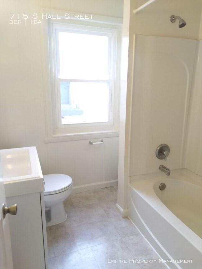 Building Photo - 3 Bedroom 1 Bathroom with Garage in Allentown