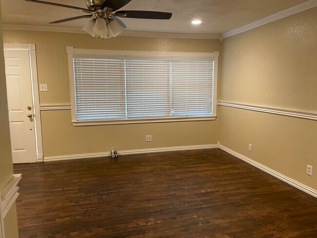 Building Photo - 717 Pinehurst Dr