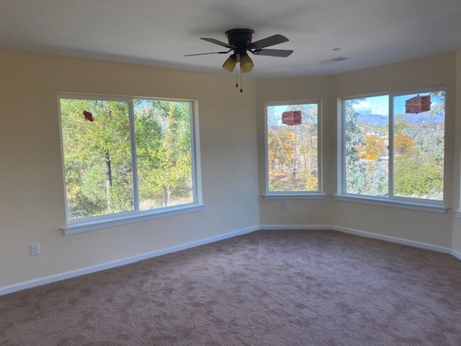 Building Photo - Private w/ Beautiful Views in W. Redding!!