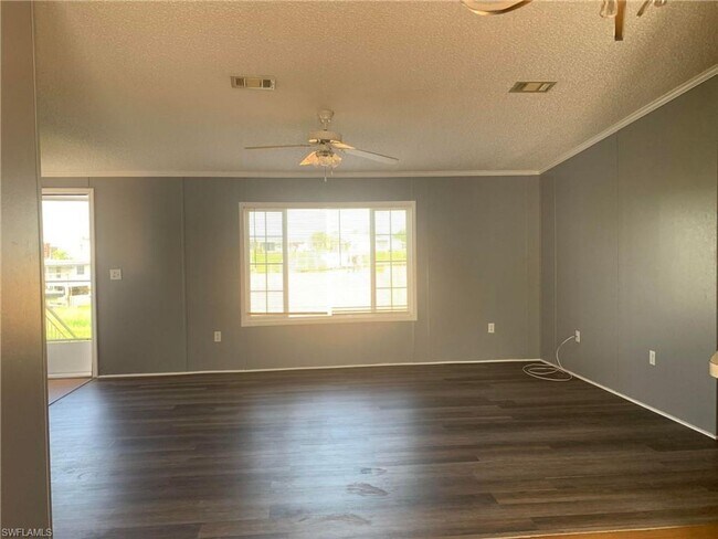 Building Photo - **FIRST MONTHS RENT FREE ** 3 Bedroom Wate...