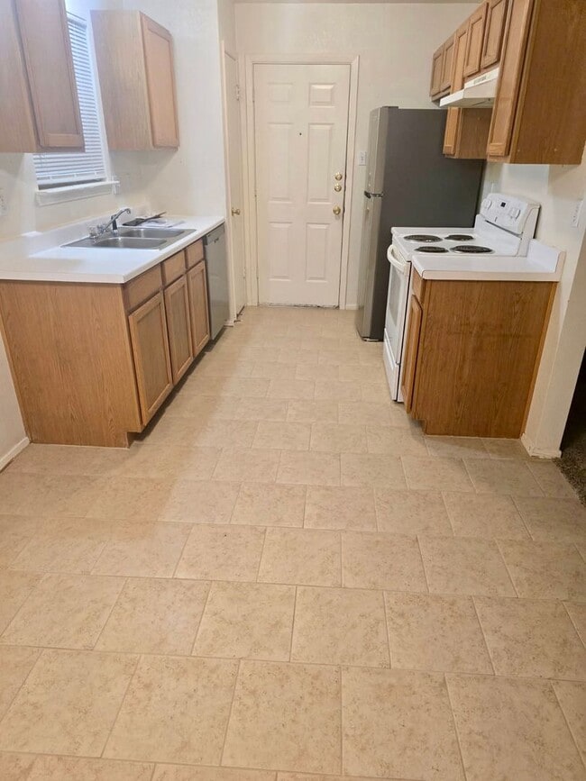 Building Photo - MOVE IN SPECIAL -  Rent Reduced! Fresh upd...