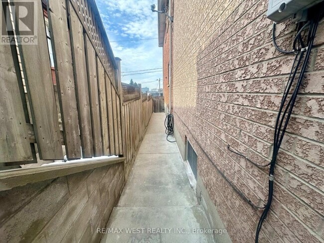 Building Photo - 355 Silverthorn Ave