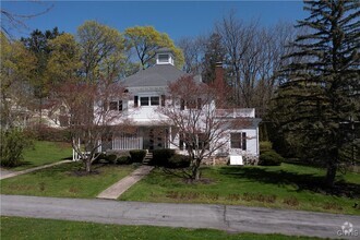 Building Photo - 40 Lakeview Cir