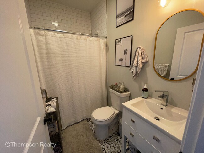 Bathrookm 1 - 1114 Saratoga St