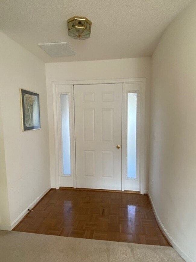 Foto del edificio - Introducing a charming 3-bedroom, 2-bathro...
