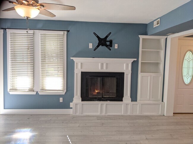 Foto del edificio - Bright and Open Floor Plan Across the Street from the Beach!