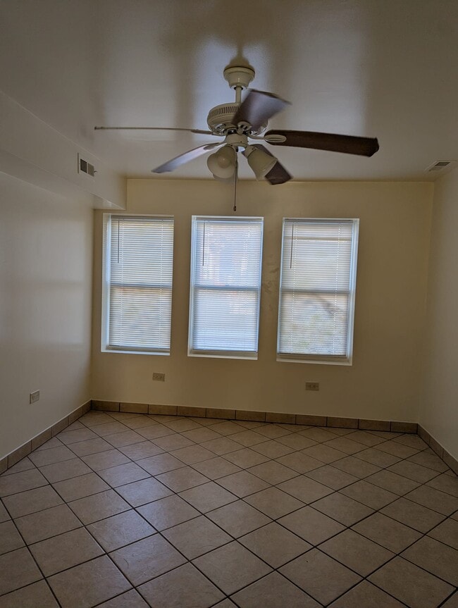 Building Photo - 2428 S Homan Ave