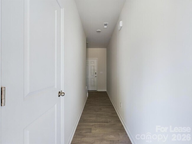 Foto del edificio - 8021 Murray Br Dr