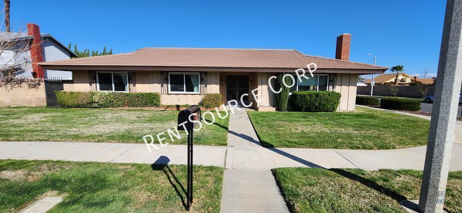 Foto principal - 3 Bedroom 2 Bathroom Single Story home for...