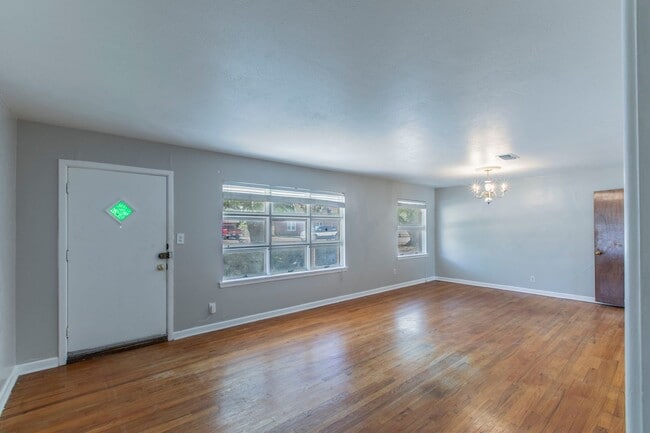 Photo - Stylish & Spacious 3-Bed Home