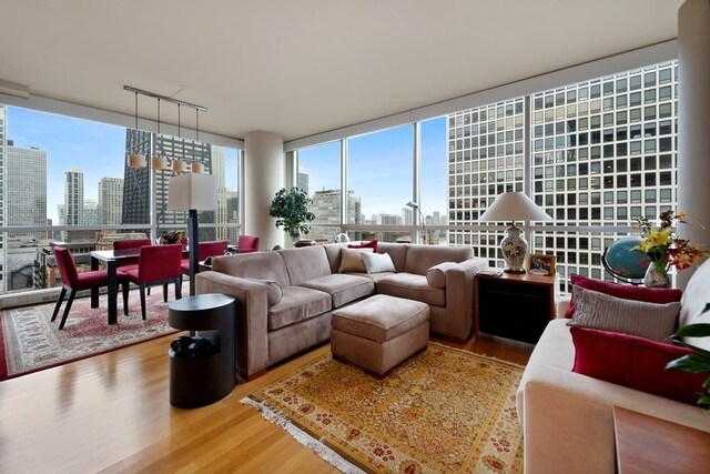 Foto del edificio - 250 E Pearson St