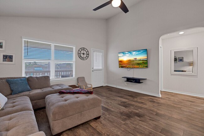 Foto del edificio - Beautiful 4 Bedroom/2.5 Bathroom Two Story Newly Built in the West Side of San Antonio