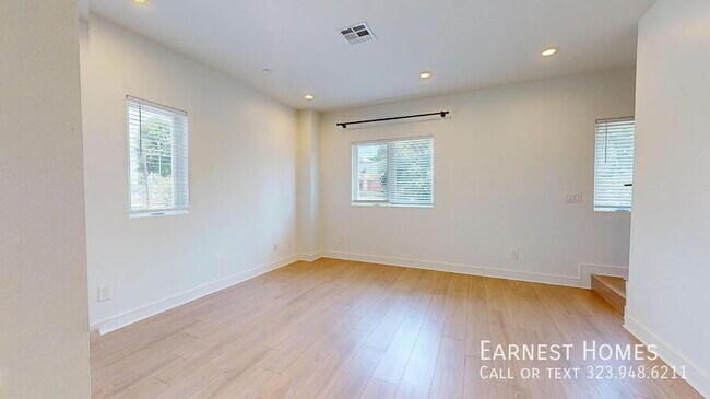 Foto del edificio - 147 1/2 Roselake Avenue-