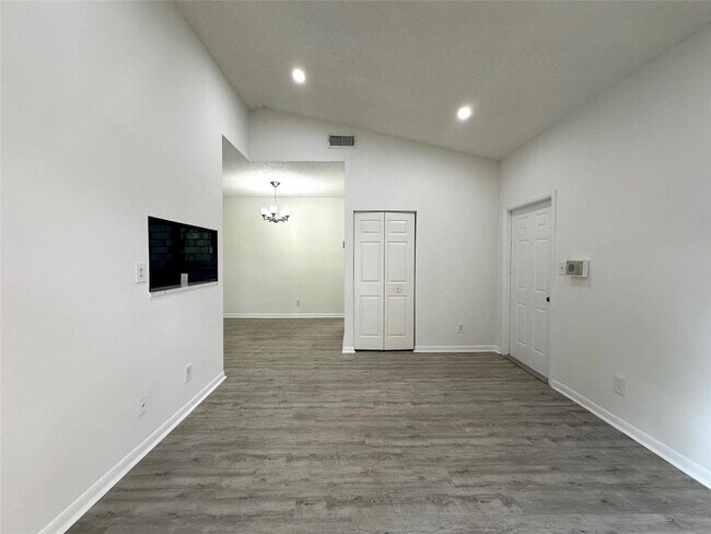 Foto del edificio - 641 Cypress Lake Blvd