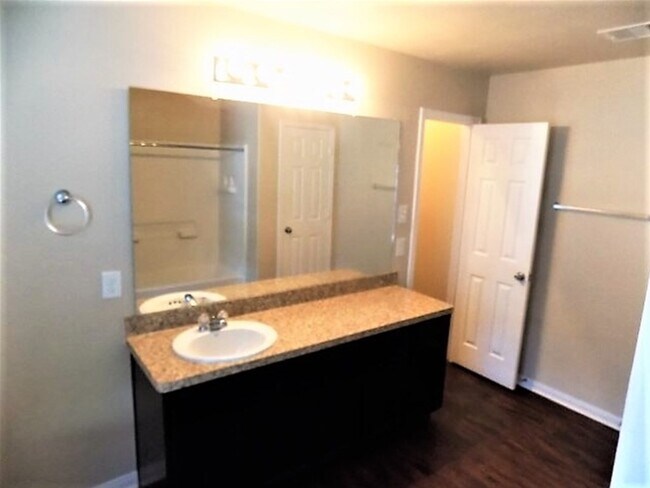 Foto del edificio - 911 Redcrest Springs Ct