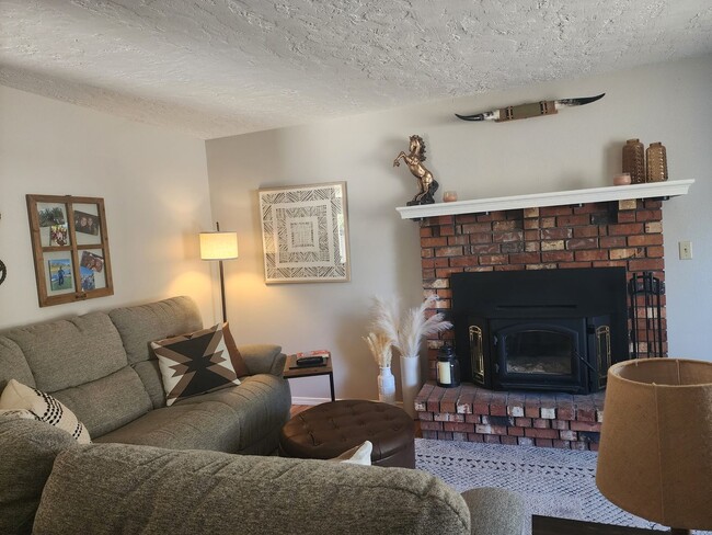 Building Photo - Pet Friendly, Single-Level, Attractively Updated Home in NE Newberg