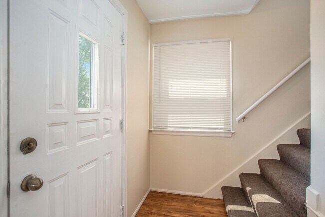 Foto del edificio - AVAILABLE MID-JULY!! 3 Bedroom, 1.5 Single...