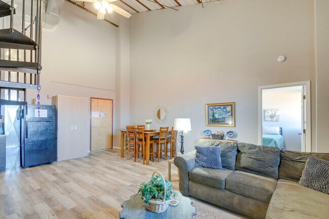 Building Photo - 800 Oak St