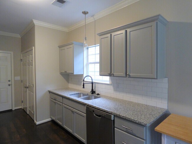 Foto del edificio - 951 Savannah Ln