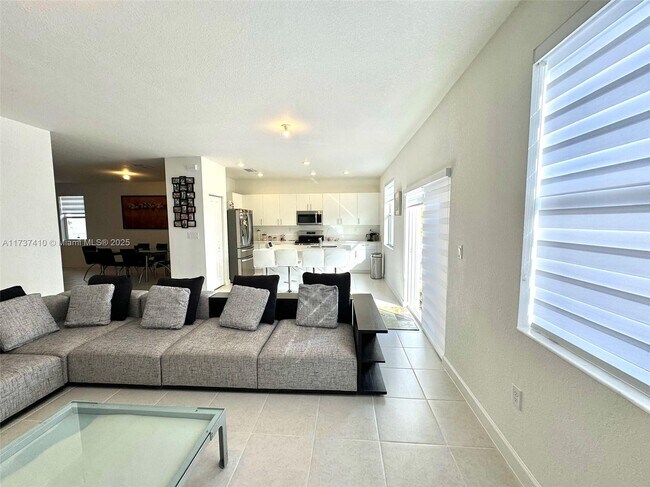 Foto del edificio - 2481 SW 25th Ave