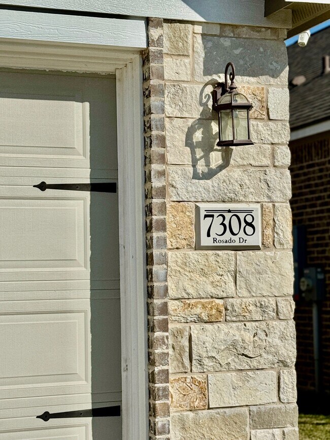 Foto del edificio - 7308 Rosado Dr