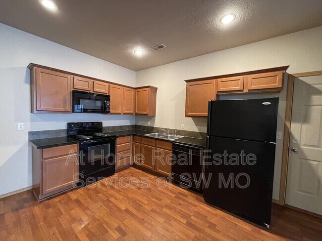 Building Photo - 662 Rilynn Ave