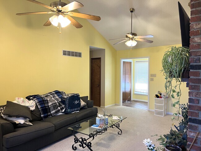 Foto del edificio - 2323 Free State Ln