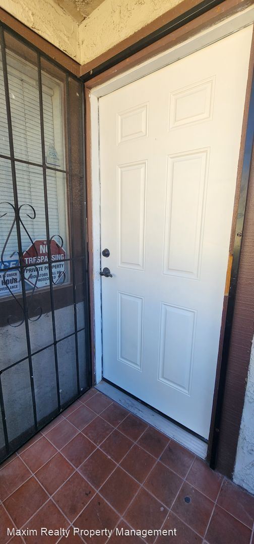 Building Photo - 2 br, 1.5 bath House - 5005 Spencer St #A