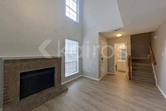 Foto del edificio - 2140 Woodnote Ln