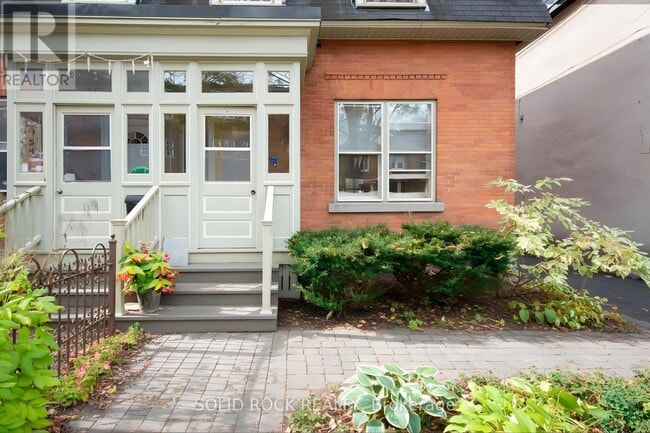 Building Photo - 432 Besserer St