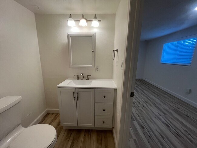 Foto del edificio - 735 Cornish Dr