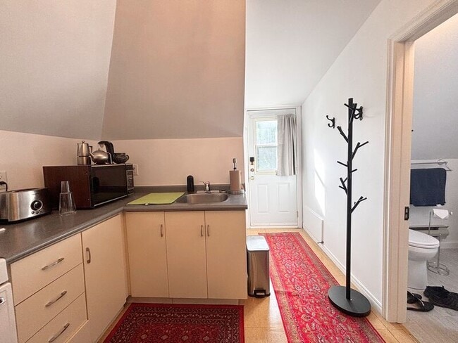 Building Photo - 74 Garfield Ave S