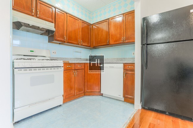 Building Photo - Newly Renovated 2 Bedroom w/ Dishwasher