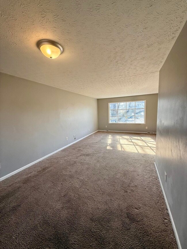 Building Photo - 388 S Eagle Creek Dr