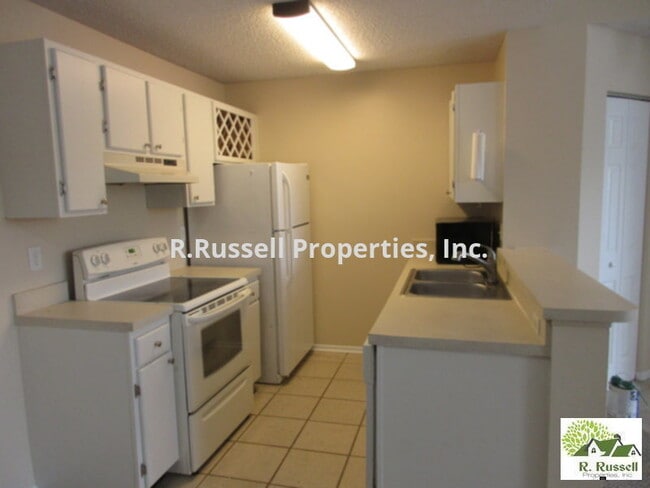 Building Photo - Regency Park  one bedroom top floor condo ...