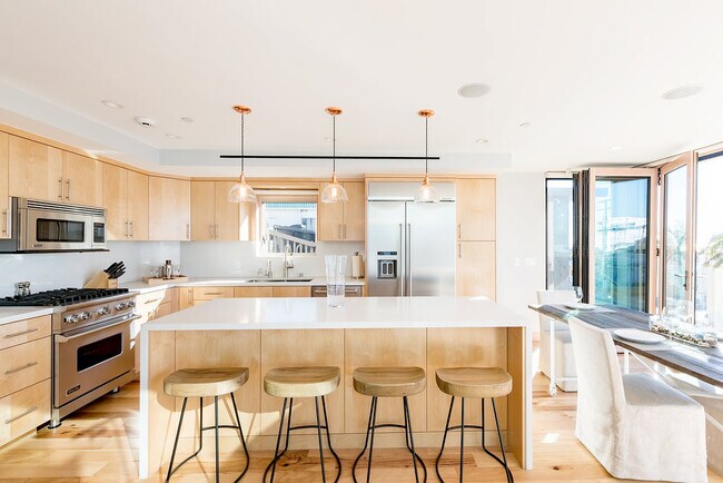 Foto del edificio - 814 Monterey Blvd