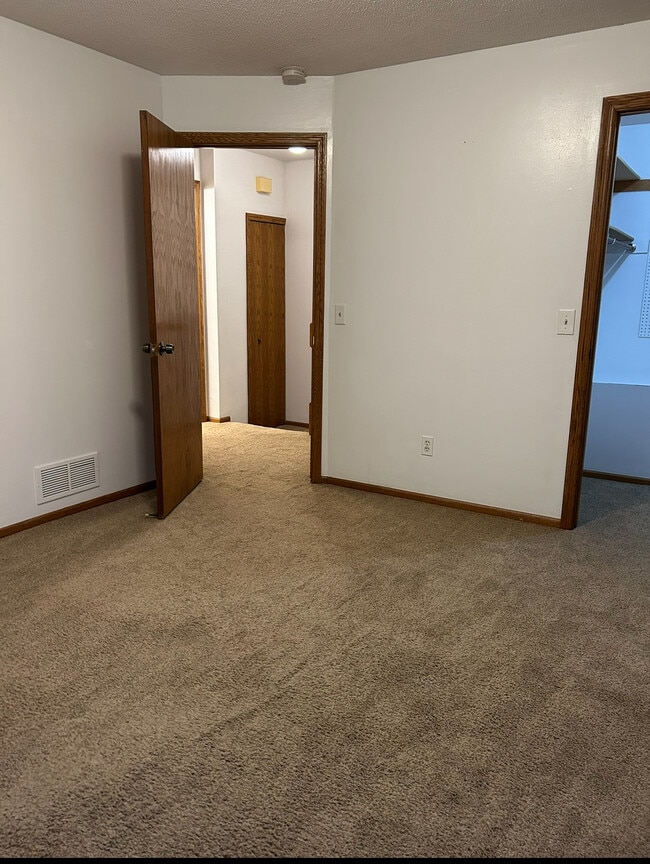 Building Photo - 8554 S Pond Trl