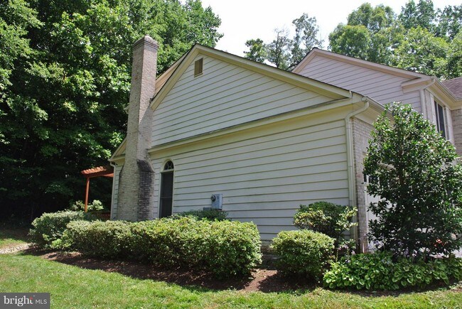 Building Photo - 8975 Home Guard Dr