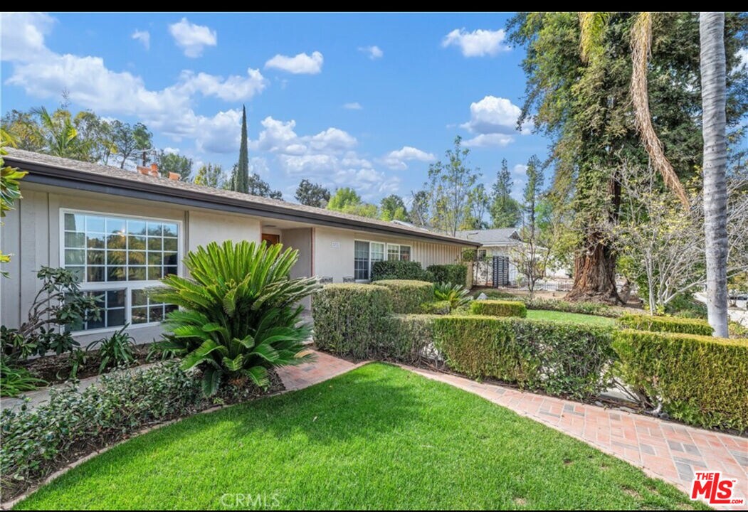Foto principal - 24316 Burbank Blvd