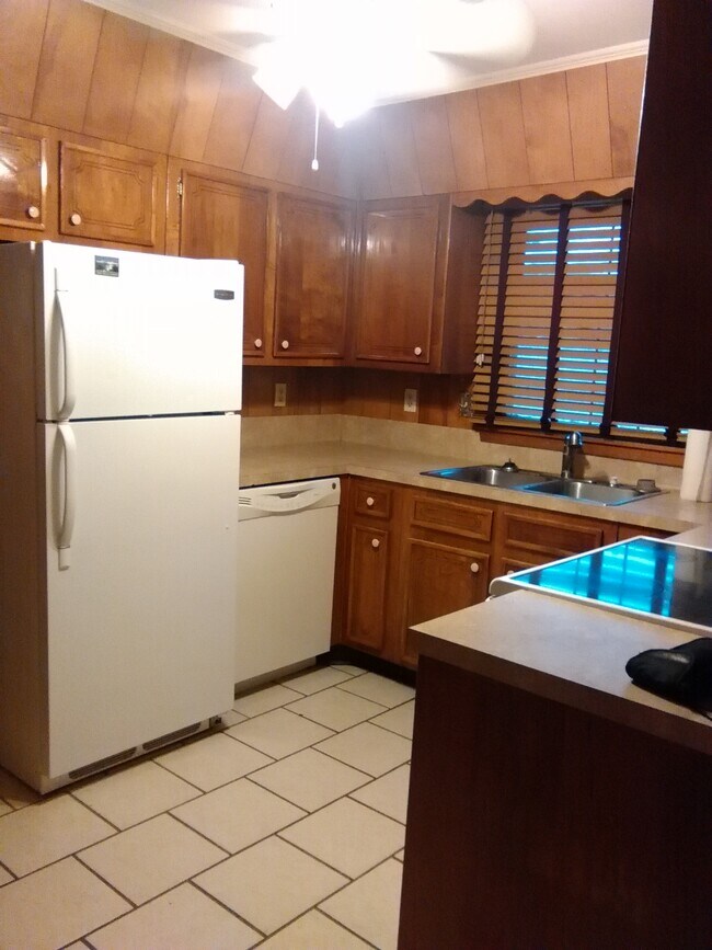 Kitchen - 300 Broadmoor Blvd