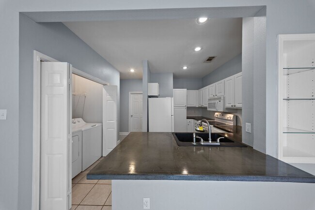 Foto del edificio - 2 Bedroom Condo in a Gated Community Near LSU