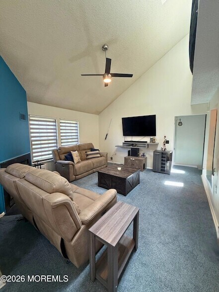 Foto del edificio - 305 Wildflower Ct
