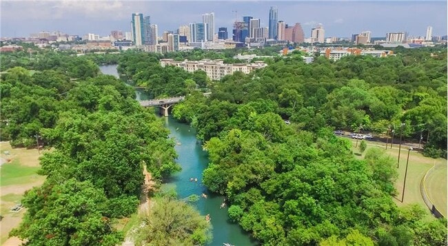 Foto del edificio - 6001 Ed Bluestein Blvd