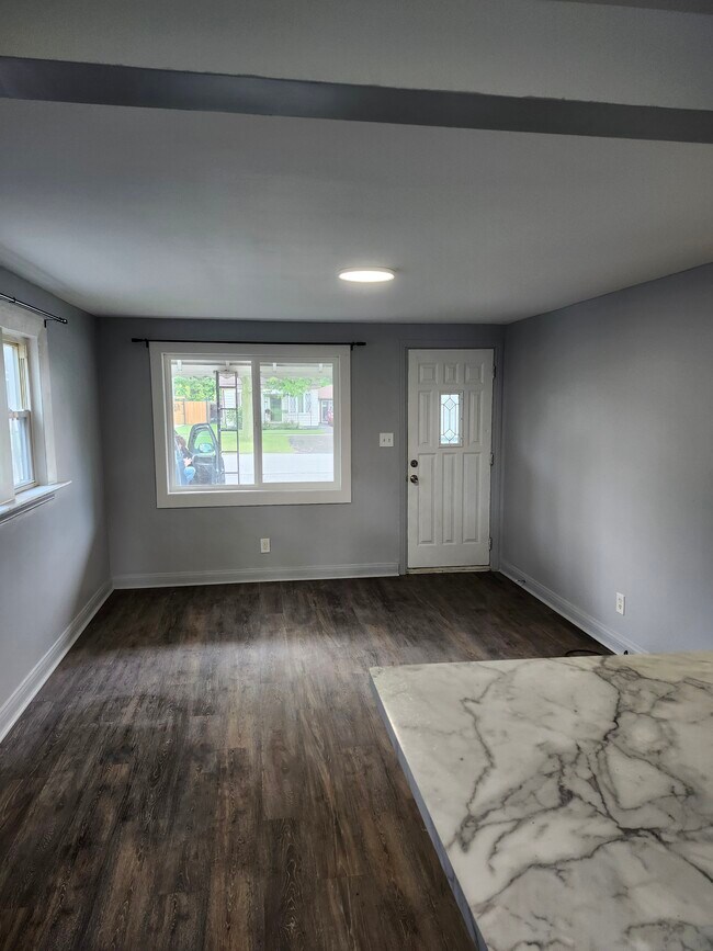 Building Photo - 2739 Parent Av