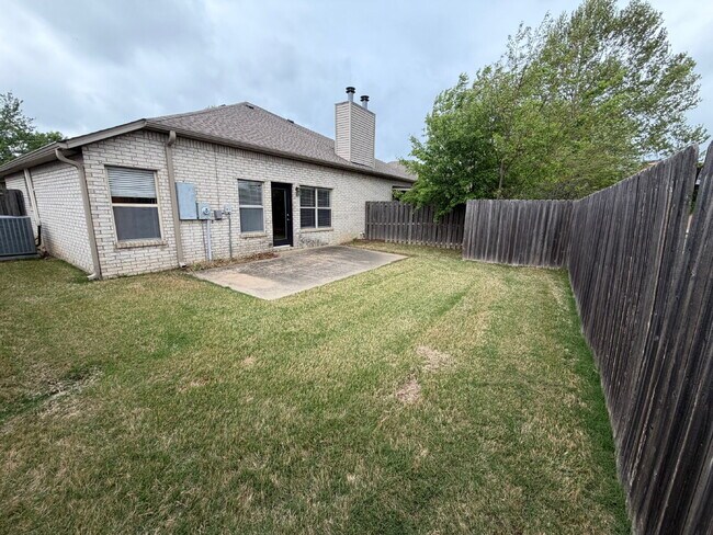 Foto del edificio - Elegant, Low Maintenance Townhome Designed for Elevated Everyday Living!