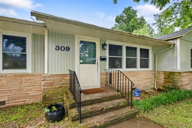 Building Photo - 4/2 in Springdale with a Huge Yard!