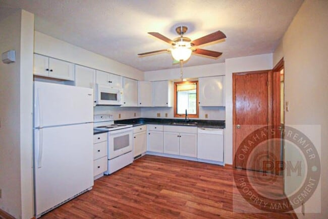 Building Photo - Comfortable 2 Bedroom/ 2 Bathroom/ 2 Car D...