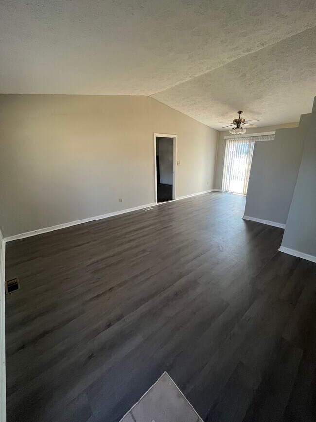 Building Photo - Single family spacious home