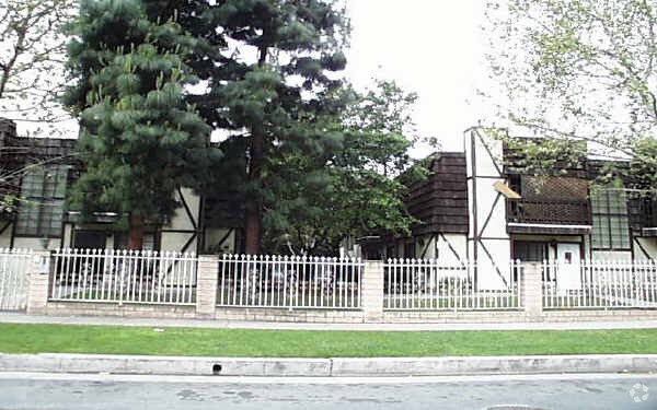 Foto del edificio - 5729 Hazeltine Ave